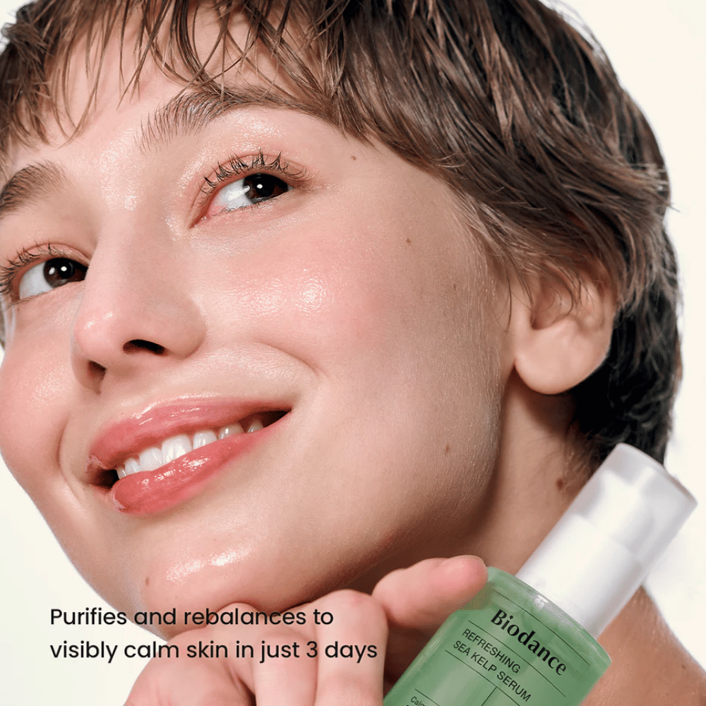 Donna con pelle chiara e bilanciata usa Biodance Sea Kelp Serum – effetto visibilmente lenitivo.