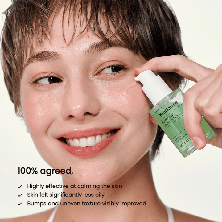 Modella applica Biodance Sea Kelp Serum – bilancia il sebo e lenisce la pelle sensibile.