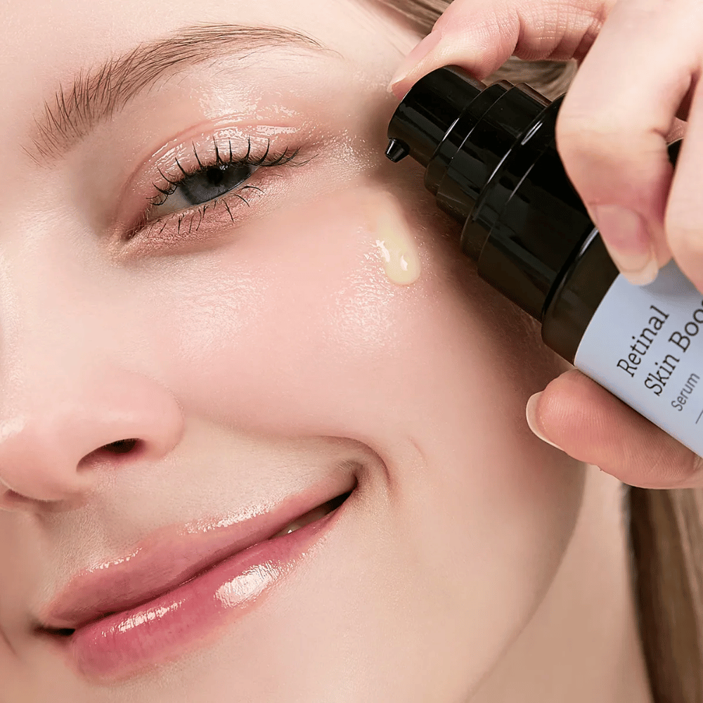 Persona applica Meditherapy Retinal Skin Booster Serum vicino all'occhio. Il siero ha una leggera tonalità gialla e dona alla pelle luminosità e compattezza.