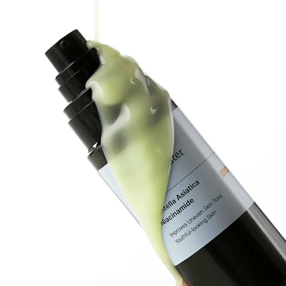 Primo piano su Meditherapy Retinal Skin Booster Serum con formula giallo-verde che scorre sul flacone – una miscela attiva di retinal, niacinamide e centella.