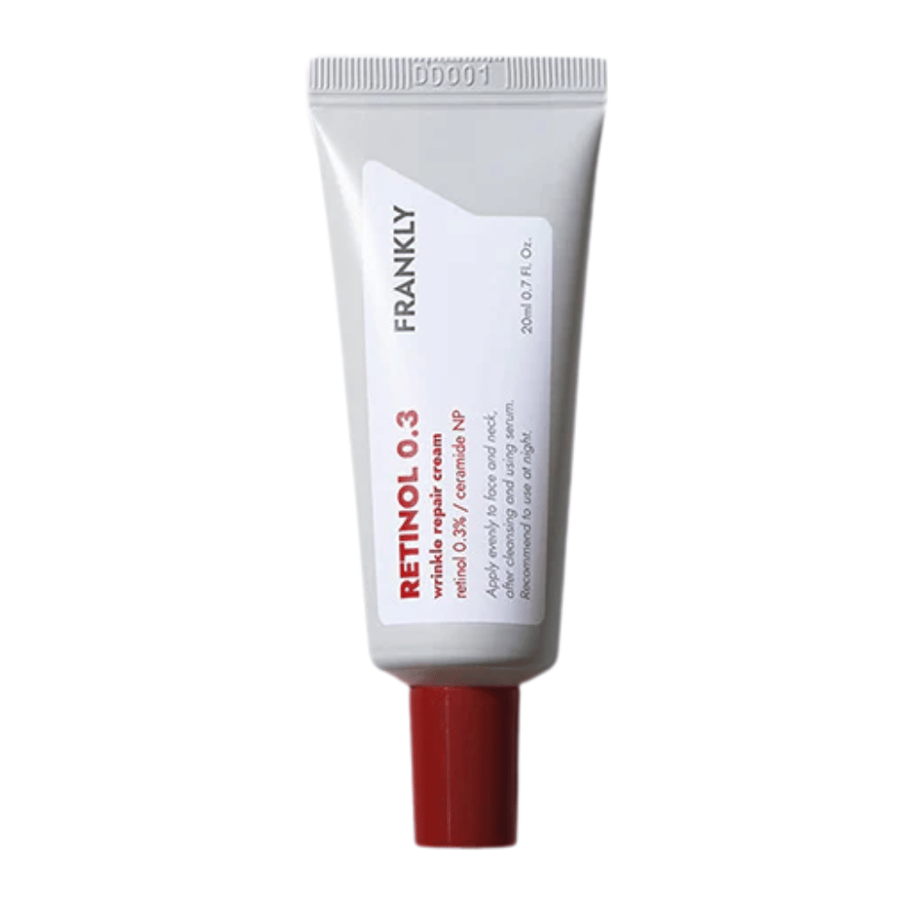 FRANKLY Retinol 0.3 Cream in tubo bianco con tappo rosso. Una crema anti-età con 0,3% di retinolo e ceramide NP per una pelle più soda e uniforme.