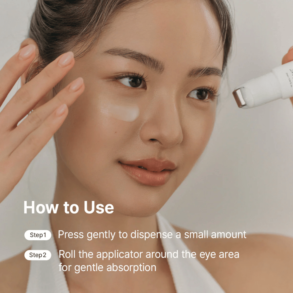 Dr. Althea Retinol Flat Iron Eye Roller applicato sotto gli occhi con un rullo rinfrescante per ridurre le occhiaie, le linee sottili e il gonfiore.