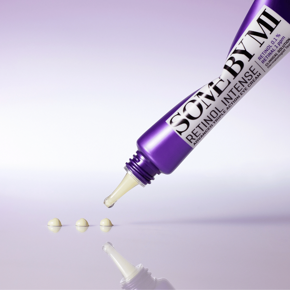 SOME BY MI Retinol Intense Eye Cream viene applicata dal tubetto viola – anti-età contorno occhi  con retinolo contro le linee sottili e la pelle stanca.
