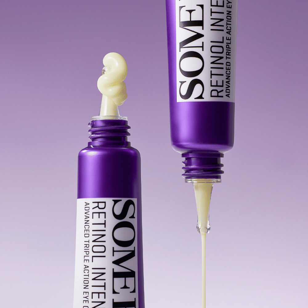 SOME BY MI Retinol Intense Advanced Triple Action Eye Cream con retinolo – primo piano della consistenza della crema in un tubetto viola per ridurre le rughe e le occhiaie.