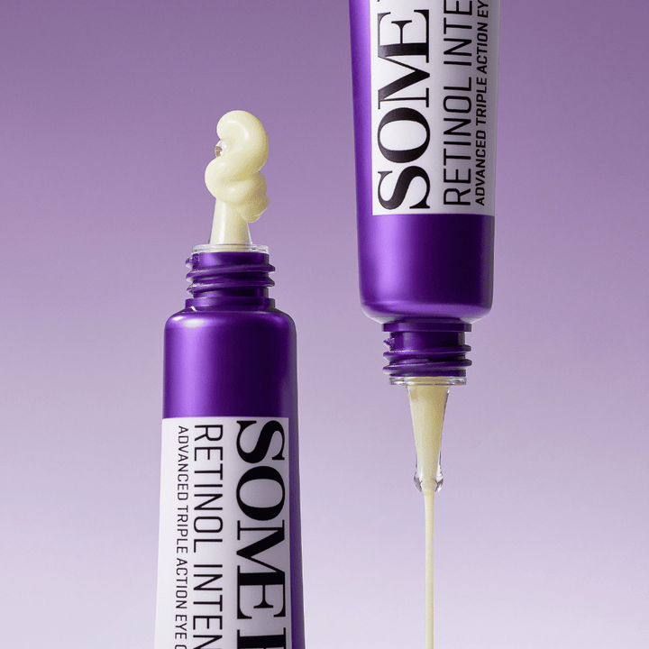 SOME BY MI Retinol Intense Advanced Triple Action Eye Cream con retinolo – primo piano della consistenza della crema in un tubetto viola per ridurre le rughe e le occhiaie.