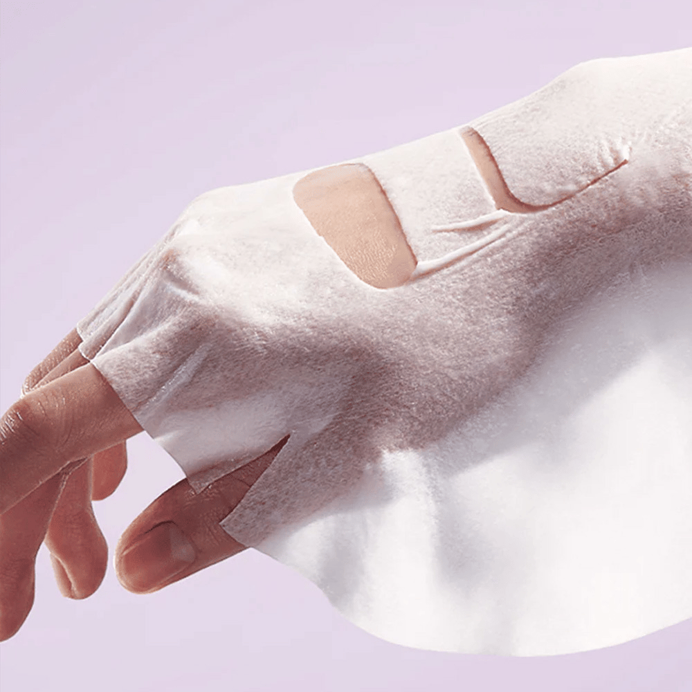 L'immagine mostra una mano con un "Retinol Intense Reactivating Mask" applicato sulla pelle. È un prodotto di bellezza per la cura della pelle.
