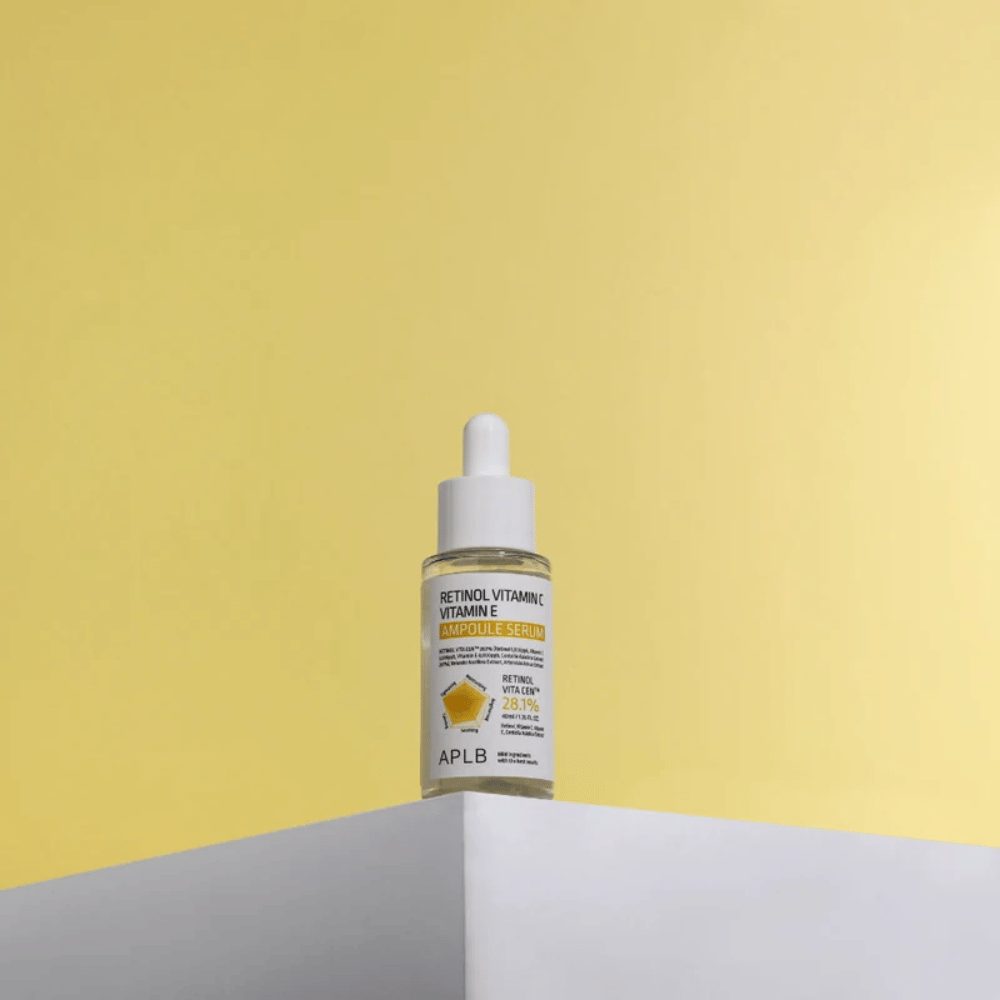 APLB Retinol Vitamin C Vitamin E Ampoule Serum 40 ml su piedistallo bianco