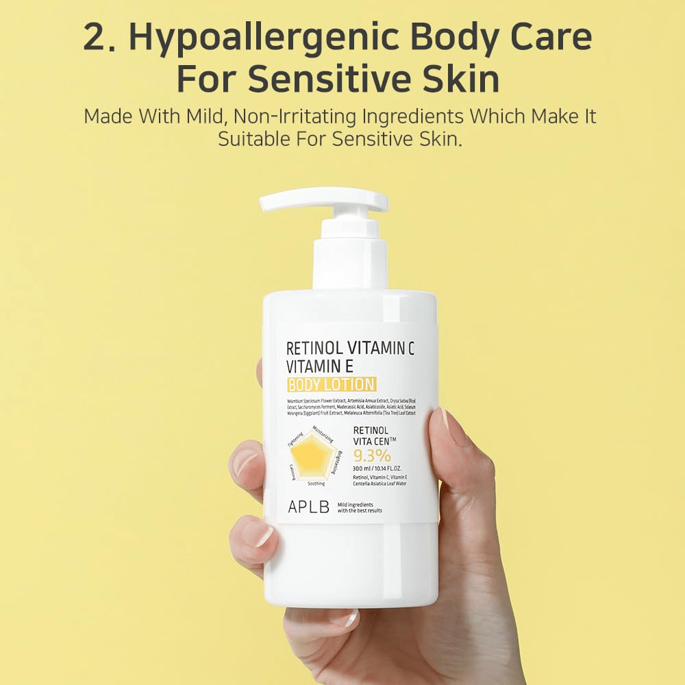 Una mano tiene un flacone bianco con dispenser su uno sfondo giallo. Il testo evidenzia che il prodotto è ipoallergenico e adatto alla pelle sensibile, con ingredienti delicati e non irritanti.