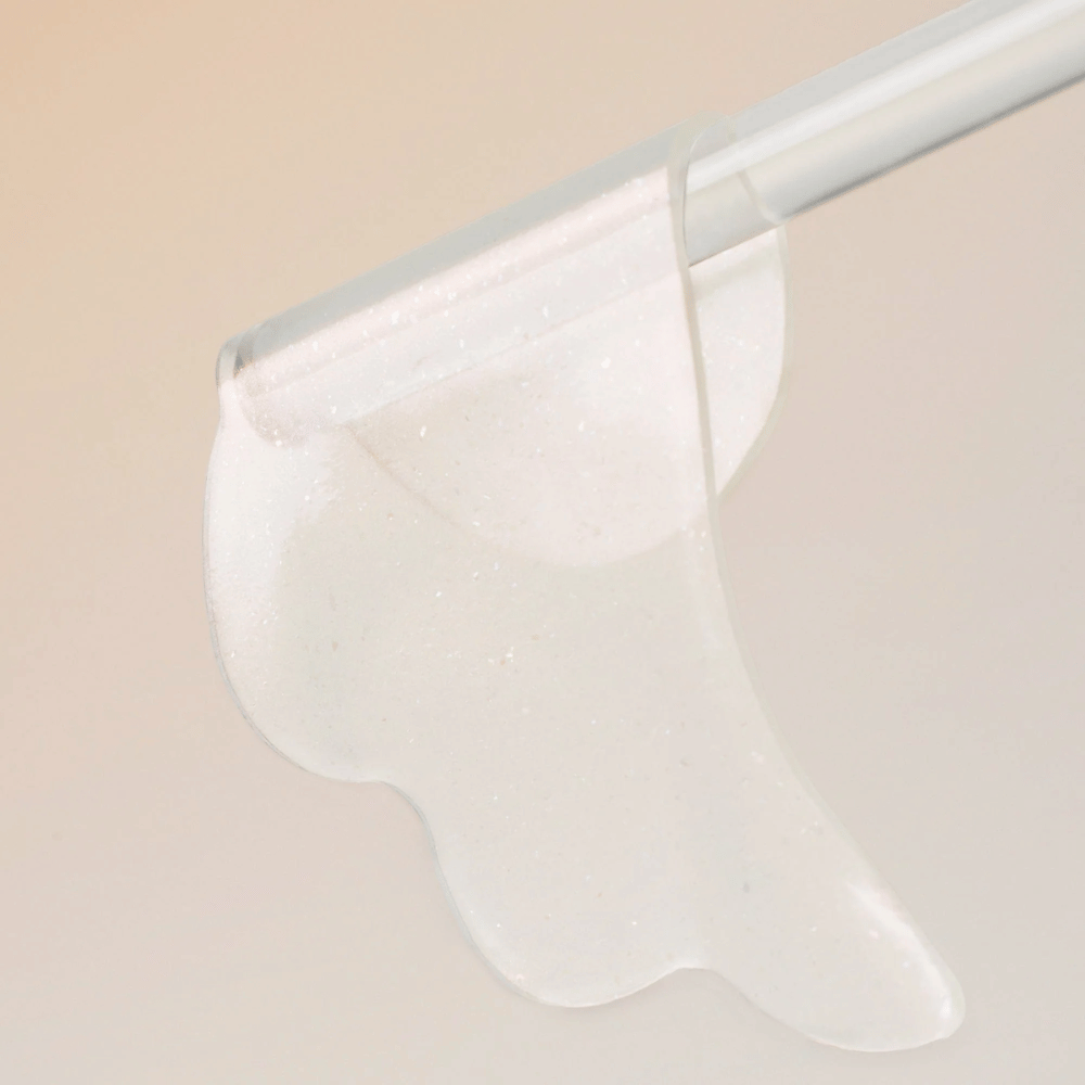 Primo piano di Beauty of Joseon sotto patch occhi con consistenza in gel che fornisce idratazione intensa e cura alla pelle sotto gli occhi.