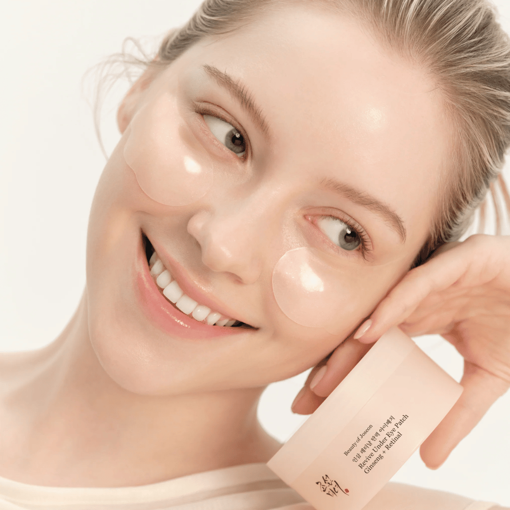 Modello con Beauty of Joseon under eye patches e prodotto in mano, patch per occhi con ginseng e retinal per un'area occhi più sveglia e liscia.