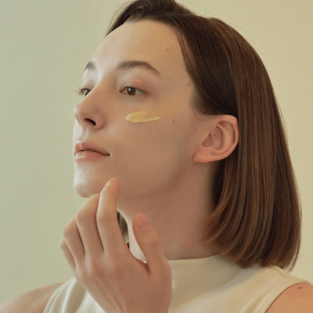 immagine del modello che applica Beauty of Joseon Revive Eye Serum sotto l'occhio – siero anti-età con ginseng e retinal.