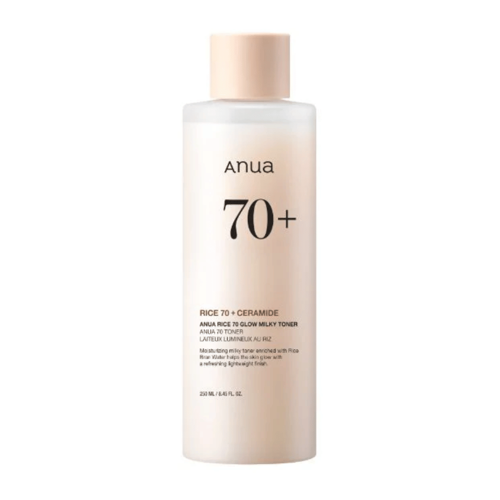 Una bottiglia di "Anua 70+ Rice Ceramide Milky Tonico viso". Questo tonico viso è formulato per illuminare e dare luminosità alla pelle, arricchito con acqua di riso e ceramidi. La confezione è semplice ed elegante con una tonalità beige morbida e un'etichetta discreta.