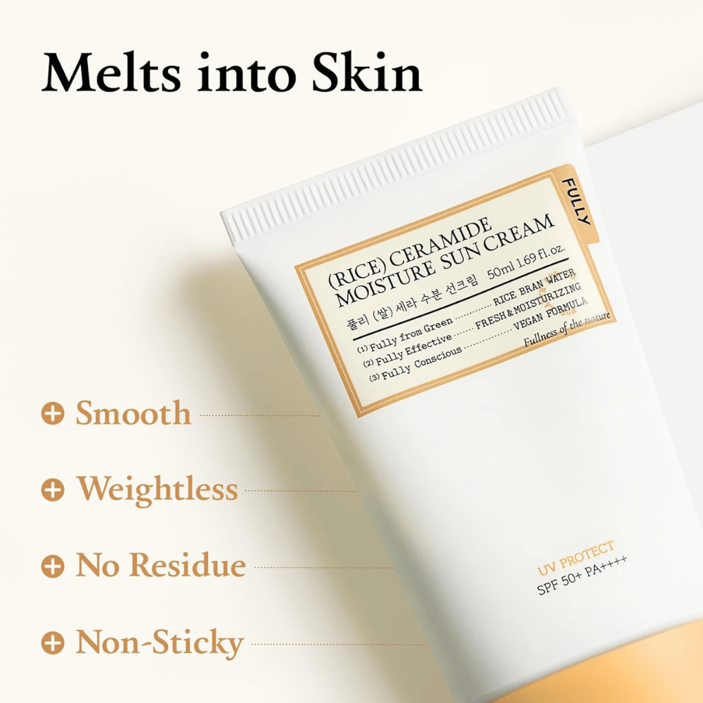 Immagine promozionale per FULLY Rice Ceramide Moisture Sun Cream che mette in risalto la formula leggera e a rapido assorbimento. L’attenzione è posta sulla sensazione sulla pelle, con il messaggio che il prodotto si fonde senza lasciare untuosità, patina bianca o una finitura pesante.