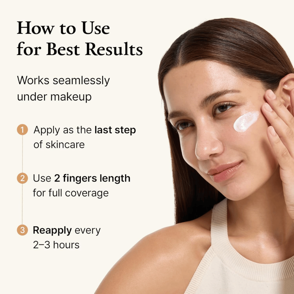 Guida all’uso in cui una modella applica la crema solare sulla pelle. L’immagine spiega come usare il prodotto per ottenere i migliori risultati e mette in evidenza che funziona bene sotto il trucco e dovrebbe essere riapplicato durante il giorno per una protezione ottimale.