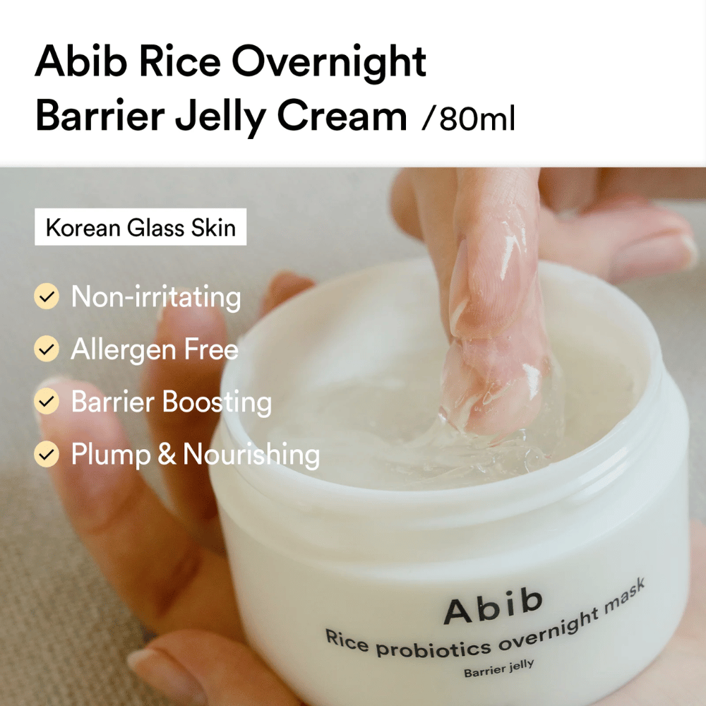 Una mano immerge un dito nella Abib Rice Probiotics Overnight Mask – una crema simile a un gel, commercializzata come non irritante, priva di allergeni, rinforzante per la barriera cutanea e profondamente nutriente.
