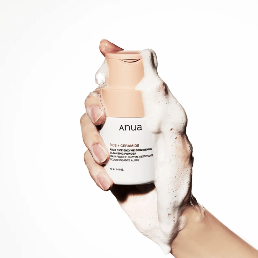 Anua Rice Enzyme Brightening Cleansing Powder è un prodotto detergente che contiene riso e ceramidi. È progettato per fornire un'esfoliazione delicata e luminosità alla pelle. Il prodotto dissolve sporco e cellule morte della pelle per lasciare la pelle pulita e fresca. Ideale per l'uso quotidiano, aiuta a migliorare la texture della pelle e a dare un tono più uniforme.