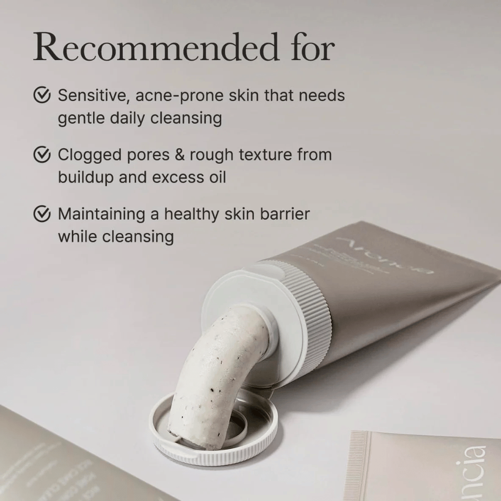 Arencia Rice + LHA Pore Control Rice Cake Cleanser in tubo con prodotto spremuto, mostra consistenza cremosa adatta per pelle sensibile e incline all'acne.