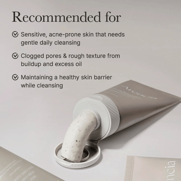 Arencia Rice + LHA Pore Control Rice Cake Cleanser in tubo con prodotto spremuto, mostra consistenza cremosa adatta per pelle sensibile e incline all'acne.