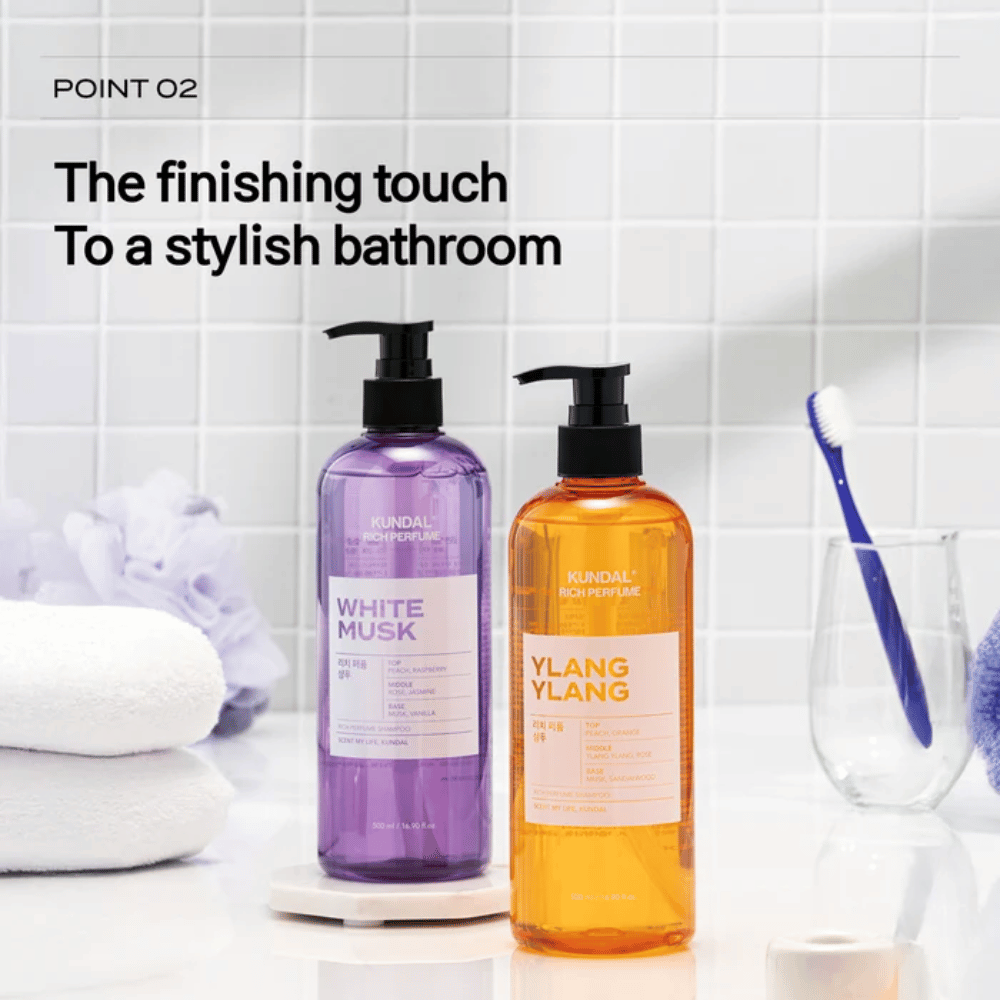 5. KUNDAL Rich Perfume Shampoo White Musk & Ylang Ylang – due shampoo profumati in un elegante ambiente bagno