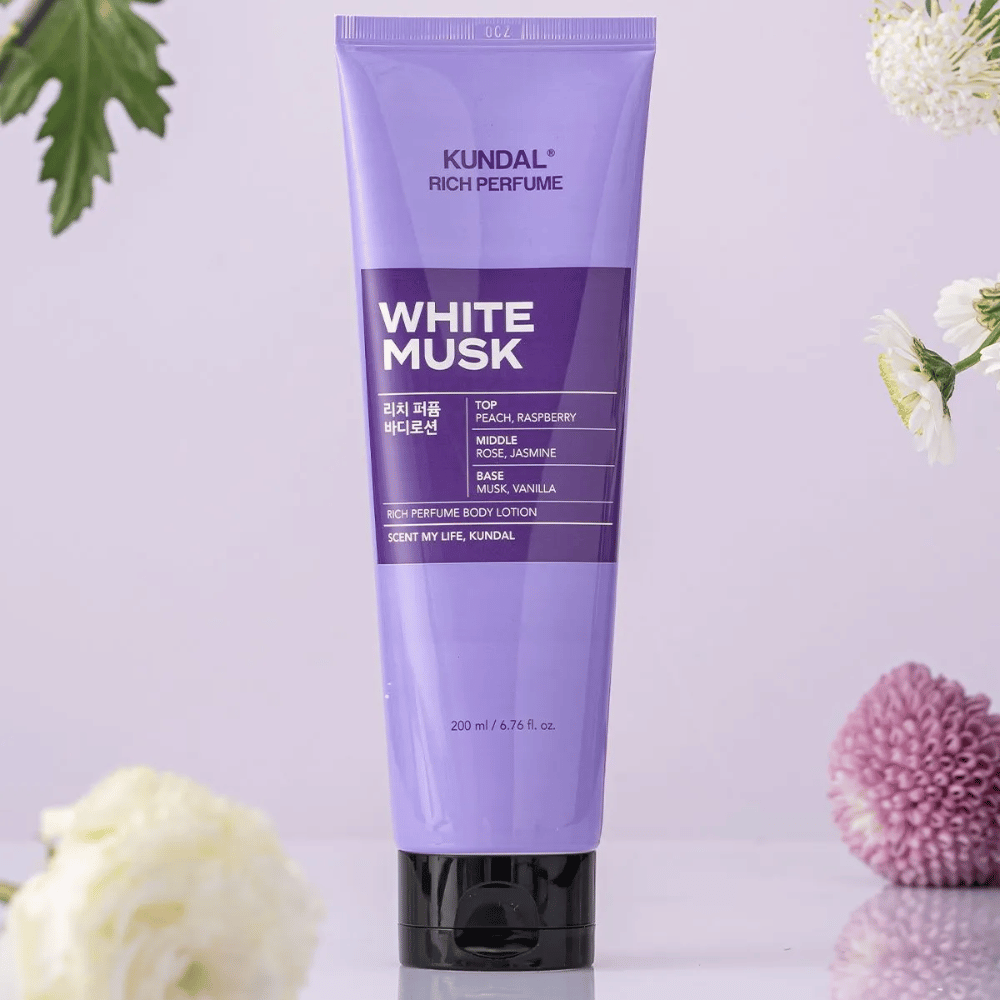 1. KUNDAL Rich Perfume Body Lotion White Musk 200 ml – body lotion profumato con fiori sullo sfondo