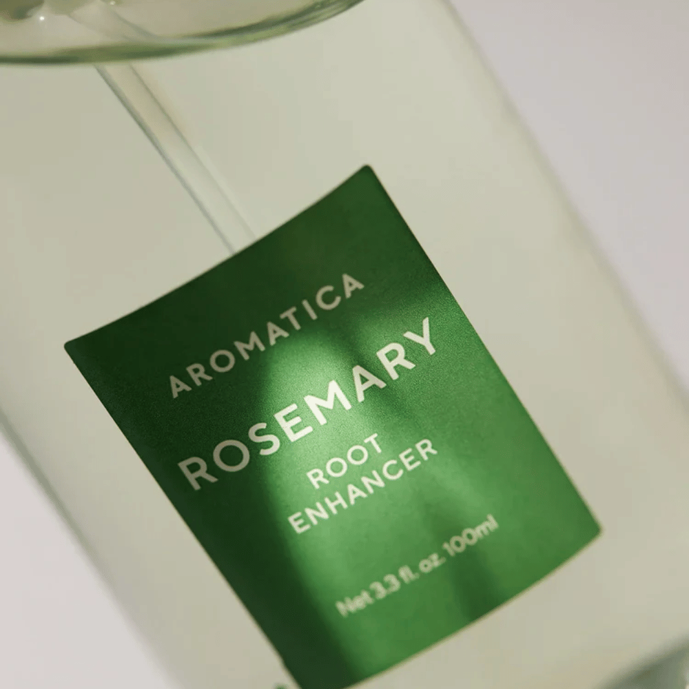 Dettaglio dell’etichetta su AROMATICA Rosemary Root Enhancer. L’etichetta verde e il flacone trasparente evidenziano l’aspetto pulito e minimalista del prodotto.