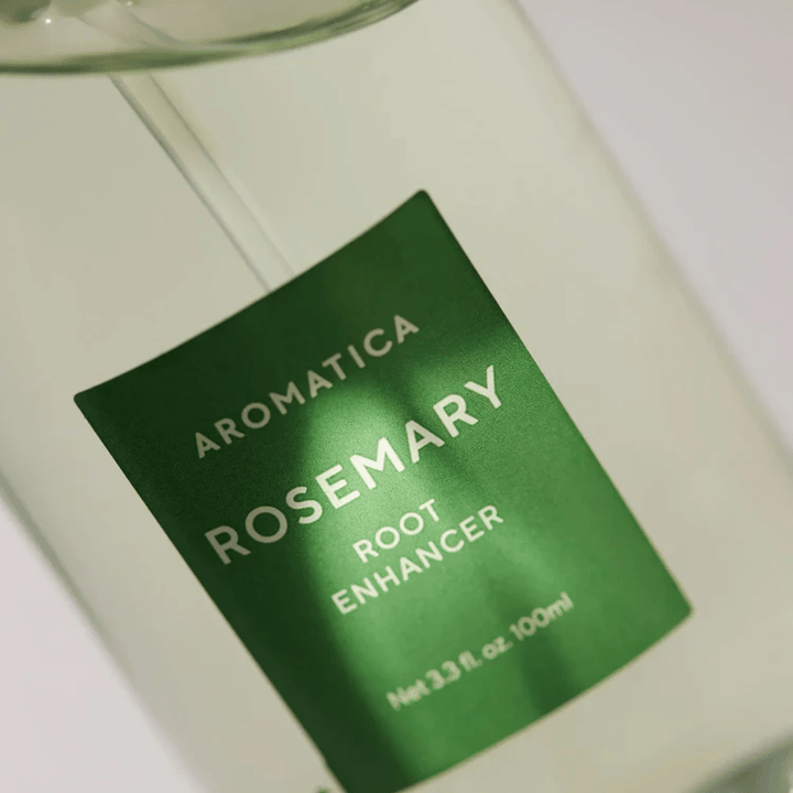 Dettaglio dell’etichetta su AROMATICA Rosemary Root Enhancer. L’etichetta verde e il flacone trasparente evidenziano l’aspetto pulito e minimalista del prodotto.