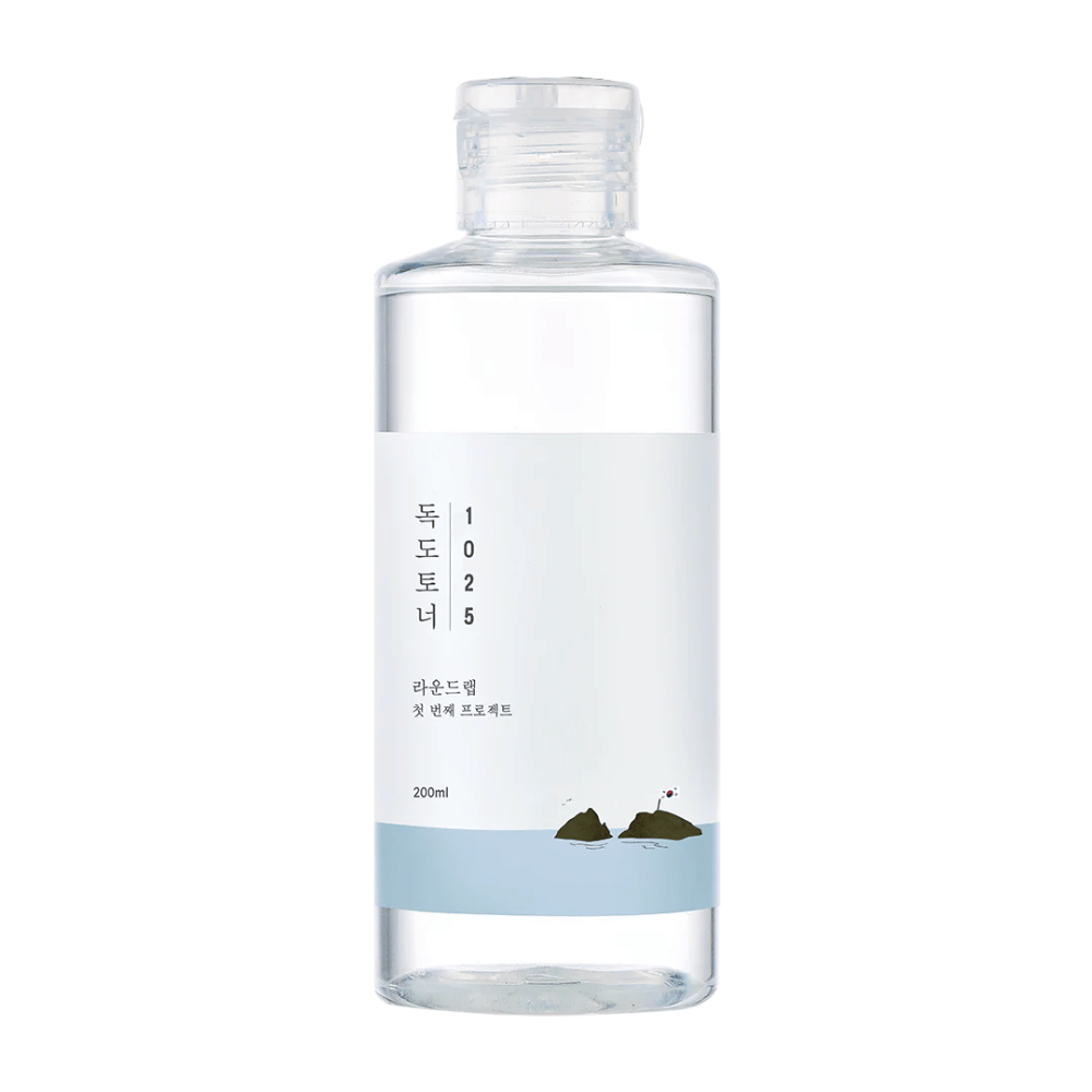 Una bottiglia aperta Round Lab 1025 Dokdo Toner con design semplice e tema marino, su sfondo bianco.
