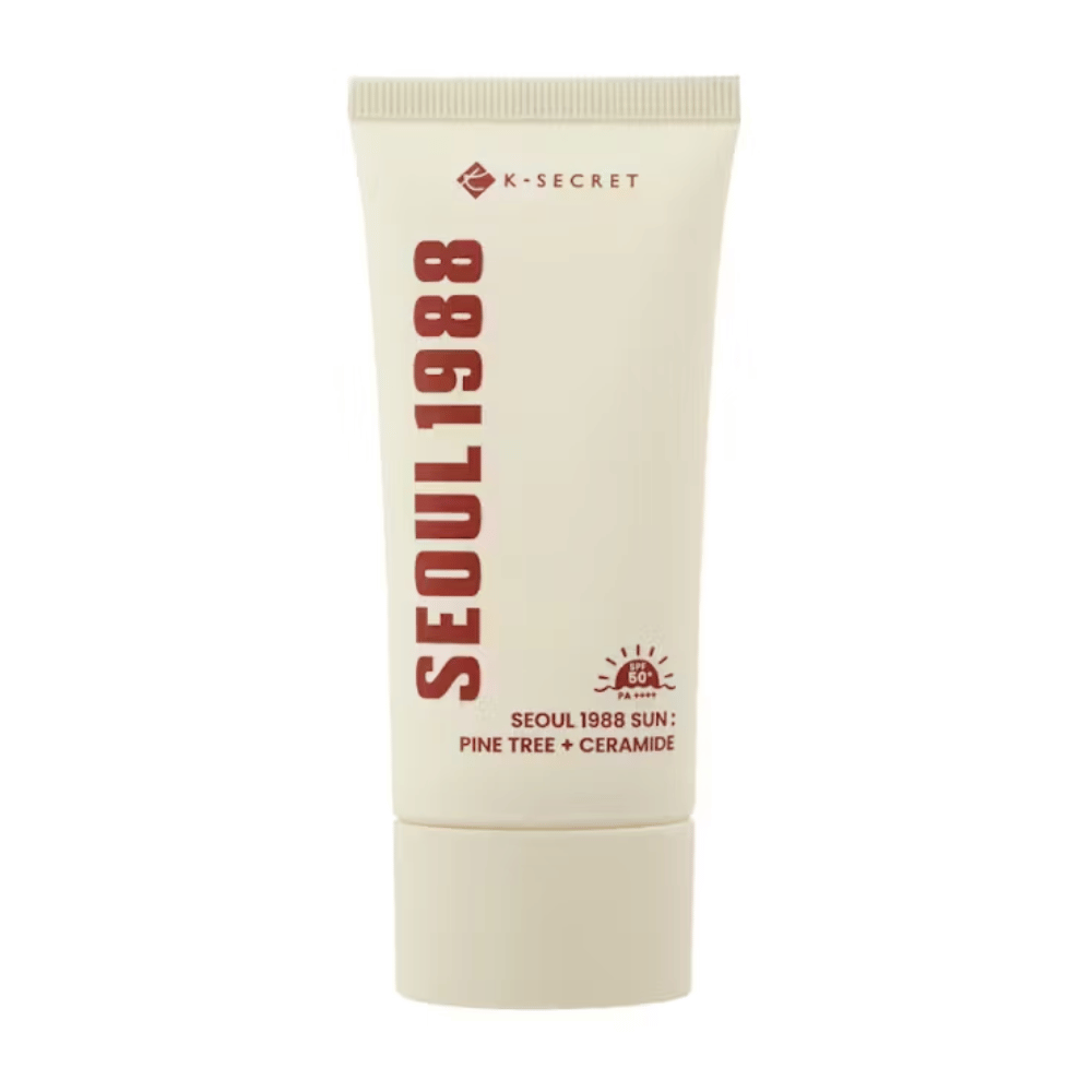 SEOUL 1988 Sun Cream combina la potenza della corteccia di pino e delle ceramidi per proteggere la pelle dal sole (SPF50+ PA++++) mentre idrata e rafforza la barriera cutanea.