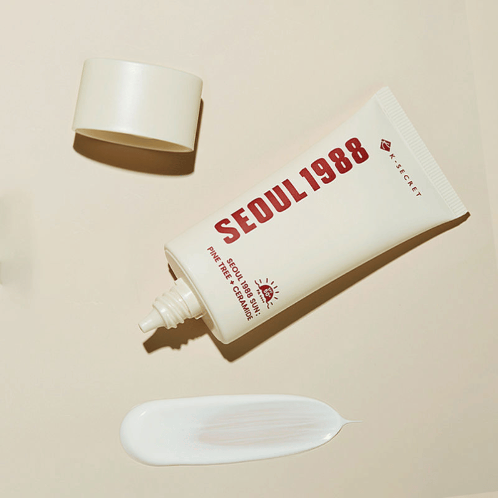 Questa crema solare ha una consistenza setosa che si fonde con la pelle senza appiccicare. Arricchita con ceramidi ed estratto di corteccia di pino che leniscono e idratano.