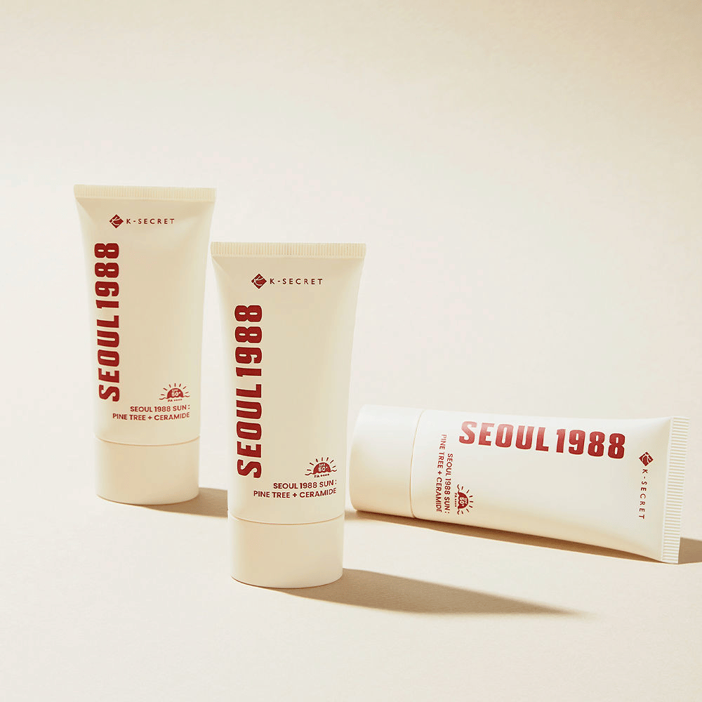 SEOUL 1988 Sun Pine Tree + Ceramide è una crema solare che protegge dai raggi UV mentre rafforza la barriera cutanea con ceramidi ed estratto di pino.