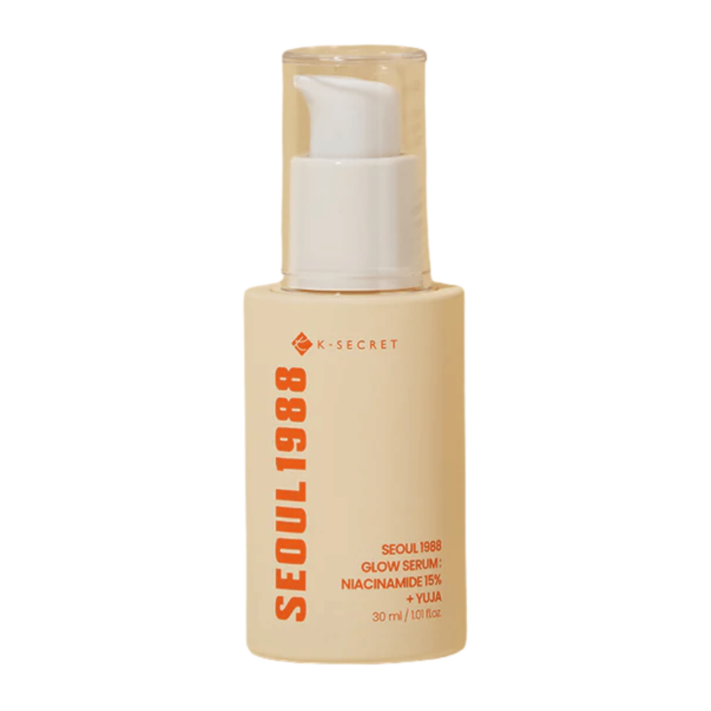 Bottiglia con K-SECRET Seoul 1988 Glow Serum Niacinamide 15% + Yuja, 30 ml, con pompa e design minimalista beige.