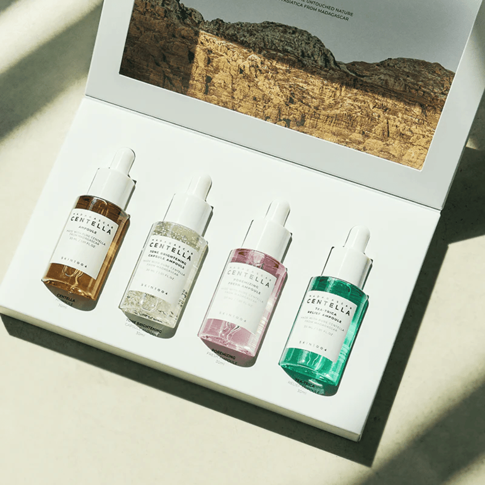 Una scatola che contiene Madagascar Centella Ampoule Kit da SKIN1004, che contiene tre diversi tipi di prodotti per la cura della pelle per idratare e idratare.