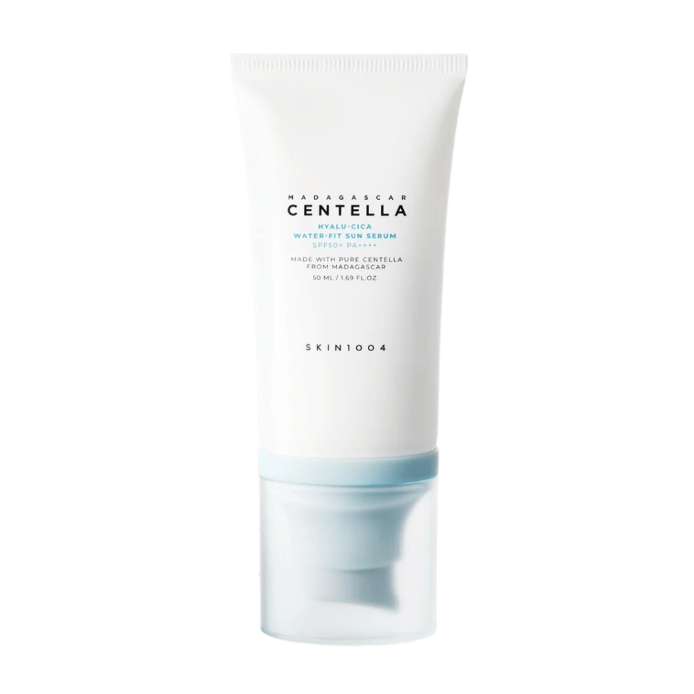 Madagascar Centella Hyalu-Cica Water-Fit Sun Serum 50ml da SKIN1004 protegge dai raggi UV mentre aumenta l'umidità con Madagascar Centella.