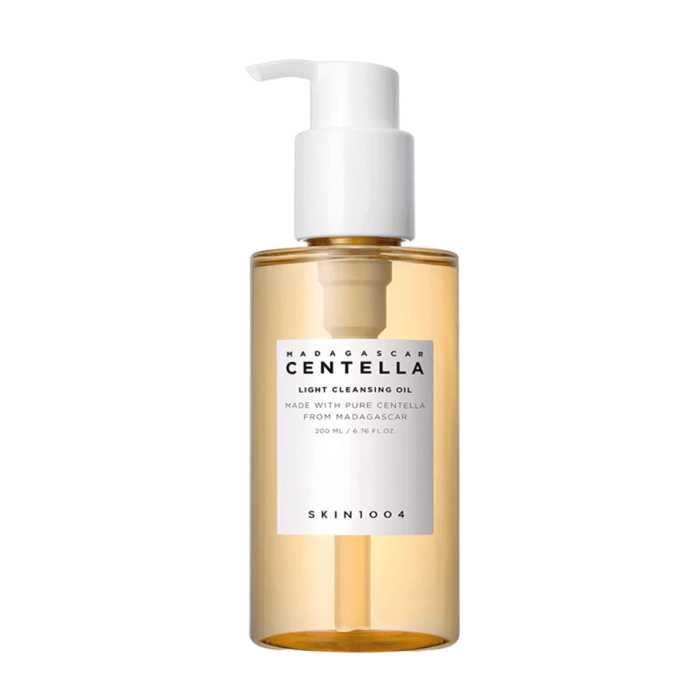 Una bottiglia Madagascar Centella Light Cleansing Oil 200ml da SKIN1004 su sfondo bianco, per pulizia e cura della pelle.