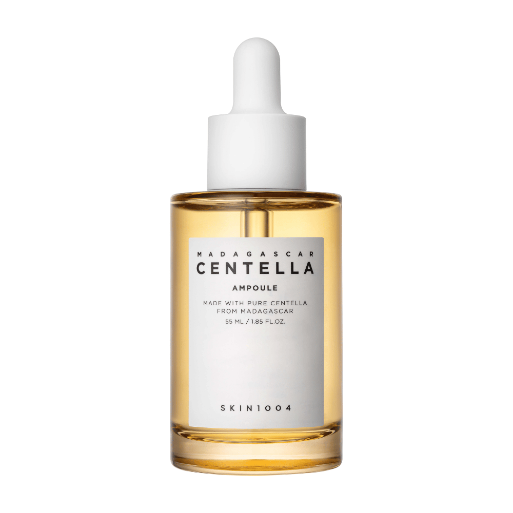 Una bottiglia di vetro con tappo contagocce da SKIN1004, Madagascar Centella Ampoule, con informazioni sulla centella del Madagascar, su uno sfondo bianco.
