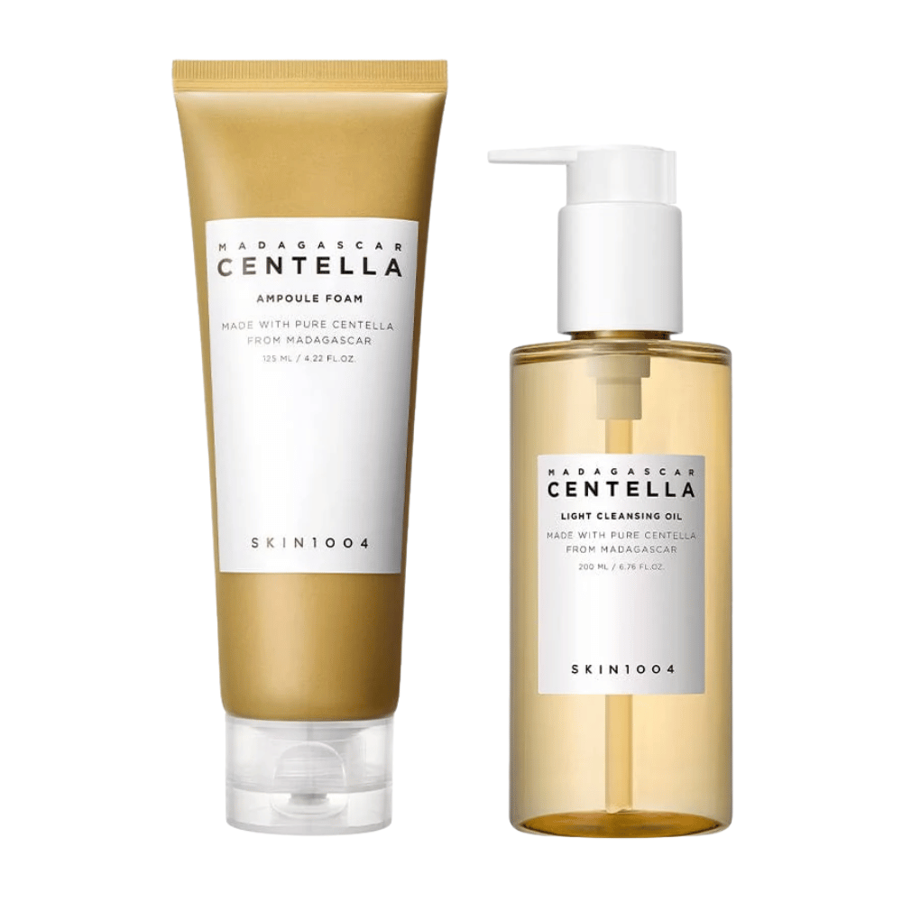 SKIN1004 Madagascar Centella Double Cleansing Duo Set con Ampoule Foam nel tubo marrone e Cleansing Oil nel flacone trasparente con pompa, entrambi con etichetta bianca minimalista.
