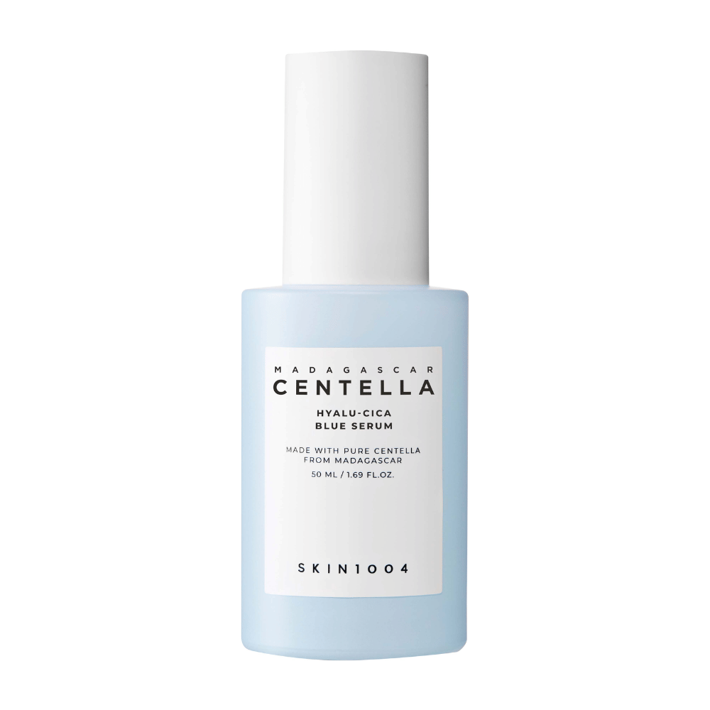 Una bottiglia SKIN1004 Madagascar Centella Hyalu-Cica Blue Serum con un'etichetta azzurra e un tappo bianco su uno sfondo pulito.