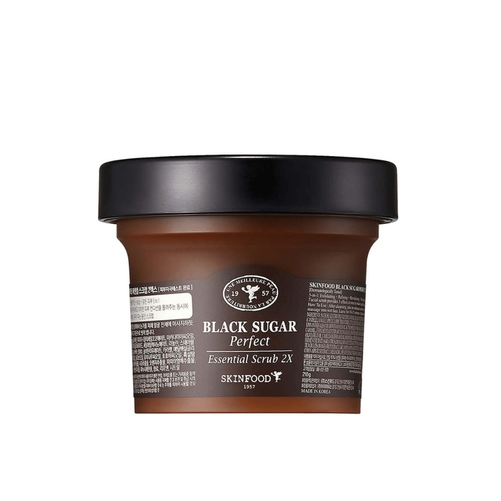 Un barattolo SKINFOOD Black Sugar Perfect Essential Scrub 2X 210g su sfondo bianco.