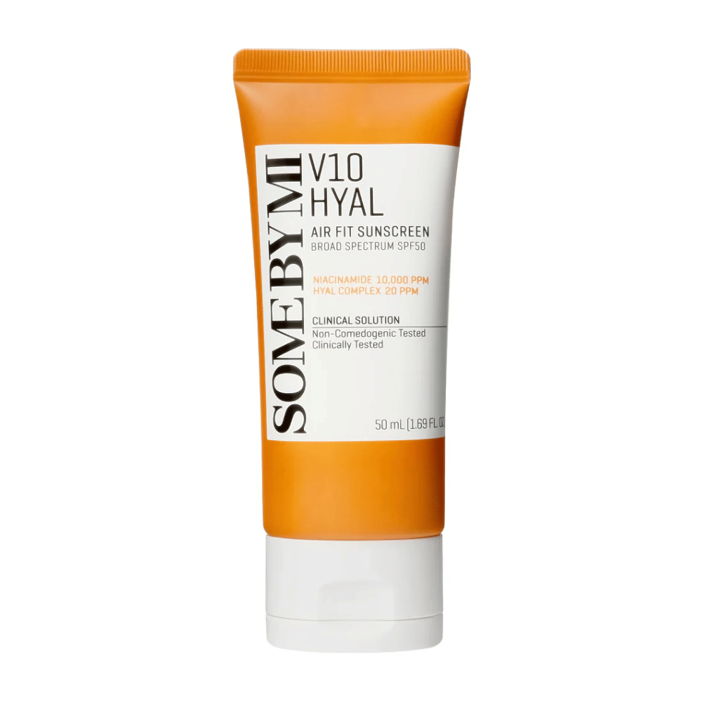 SOME BY MI V10 Hyal Air Fit Sunscreen SPF50 offre una protezione UV ad ampio spettro. Contiene 10.000 PPM di niacinamide e 20 PPM di complesso di acido ialuronico che idrata e illumina la pelle. Clinicamente testato e non comedogenico, il che lo rende ideale per l'uso quotidiano.