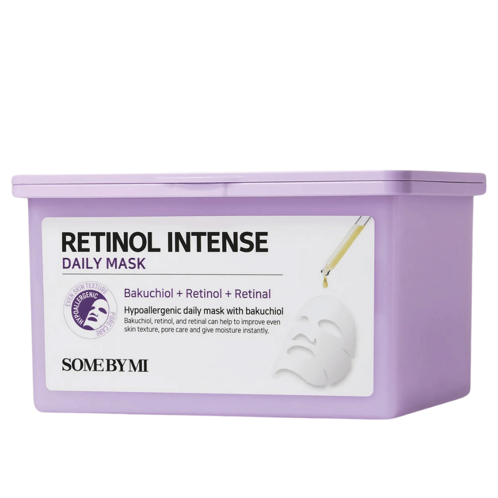 Questa immagine mostra Some By Mi
"Retinol Intense Daily Mask." Questo maschera viso giornaliero contiene bakuchiol, retinolo e retinal, che aiutano a migliorare la struttura della pelle, minimizzare i pori e fornire idratazione. Il prodotto è ipoallergenico e progettato per l'uso quotidiano.