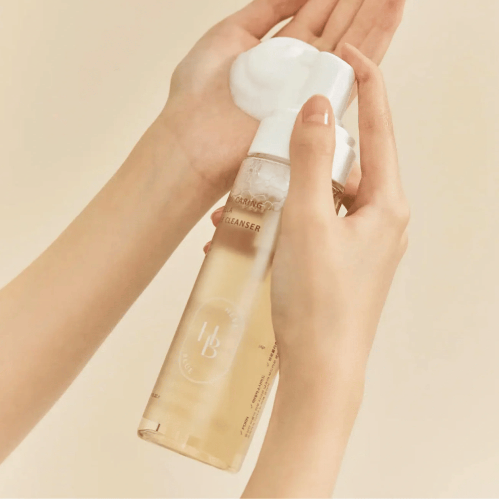 Heveblue Salmon Caring Centella Bubble Cleanser si usa sulla mano – detergente a bolle coreano delicato che crea una schiuma ariosa e aiuta a pulire la pelle senza seccarla.