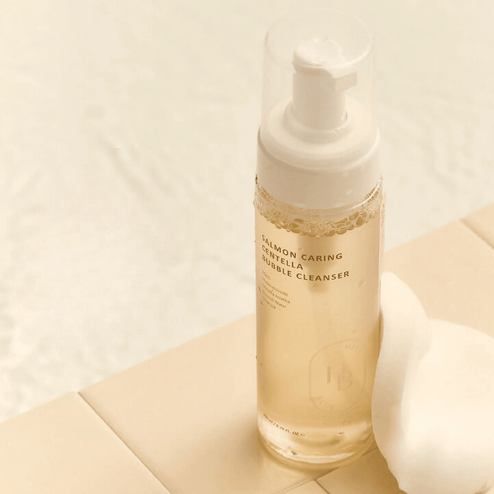Heveblue Salmon Caring Centella Bubble Cleanser – detergente viso coreana con Centella Asiatica e PDRN dal salmone che aiuta a pulire delicatamente la pelle e a fornire una morbida schiuma detergente.
