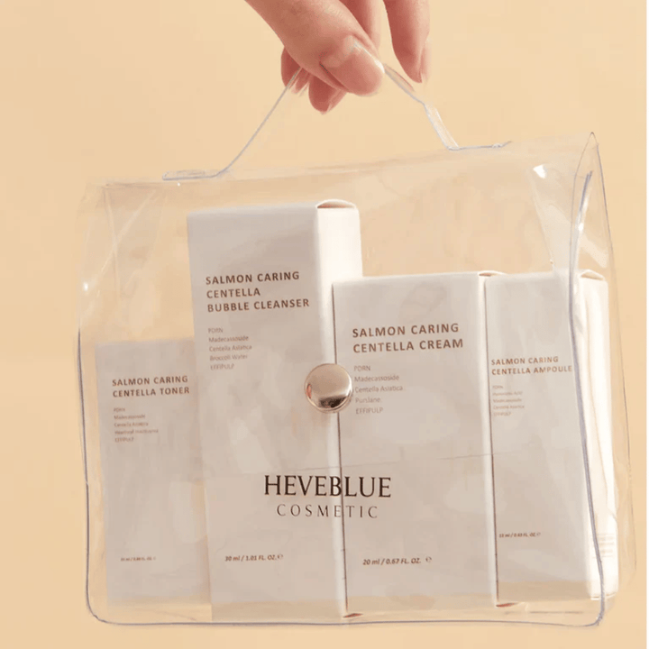 Heveblue Salmon Caring Centella Special Travel Kit necessaire – set completo di cura della pelle coreana con tonico viso, detergente, crema e ampolla in borsa da viaggio trasparente.