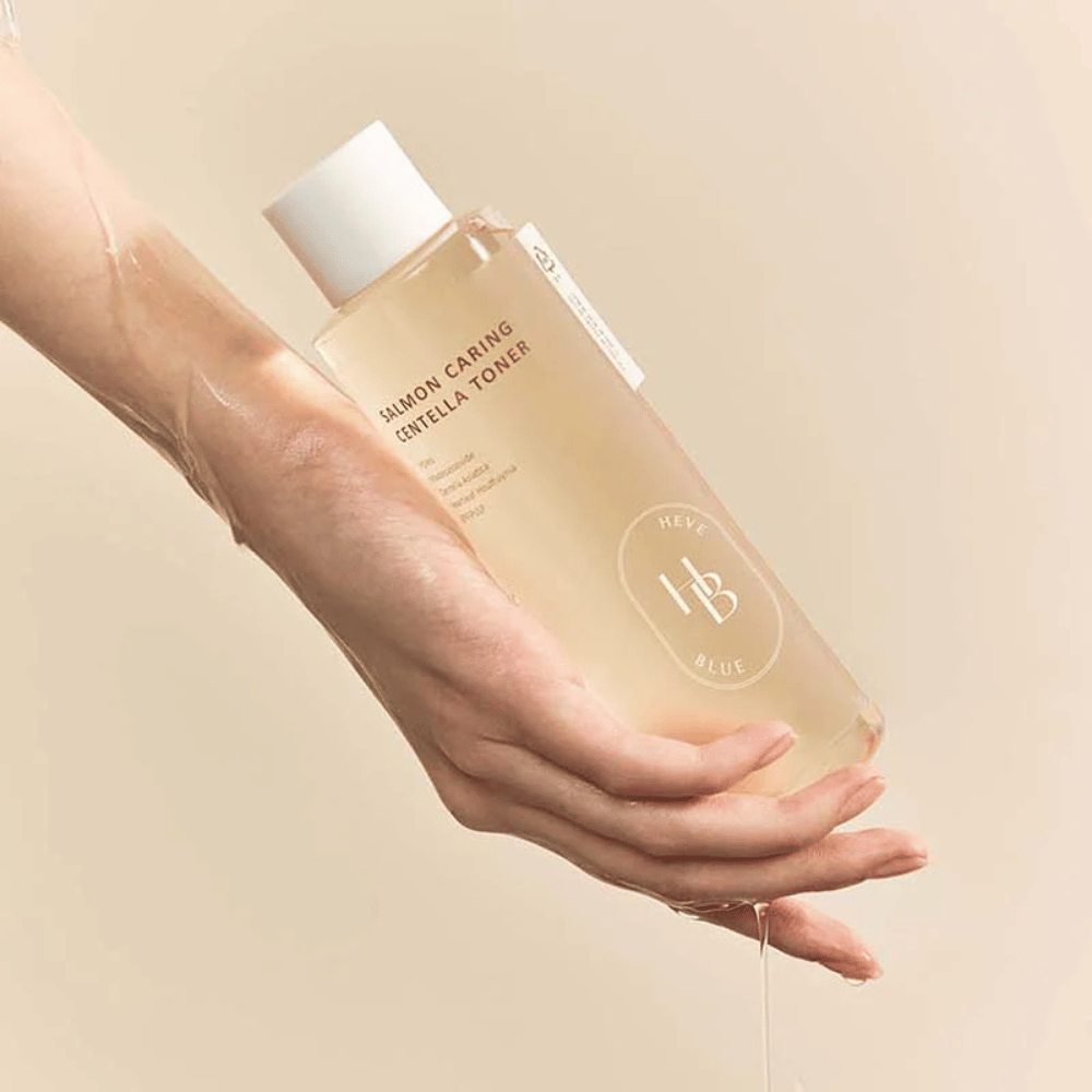 Applicazione di Salmon Caring Centella Toner – tonico viso coreano idratante con centella asiatica che equilibra la pelle, dona luminosità e migliora l'elasticità della pelle.