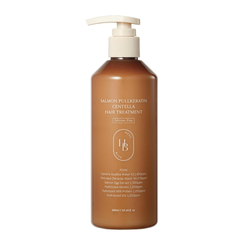 Heveblue Salmon Pullkeratin Centella Hair Treatment in flacone dosatore marrone su sfondo chiaro. Trattamento per capelli con centella, estratto di salmone, cheratina, proteina della seta e proteina del latte per la cura e l’idratazione dei capelli.