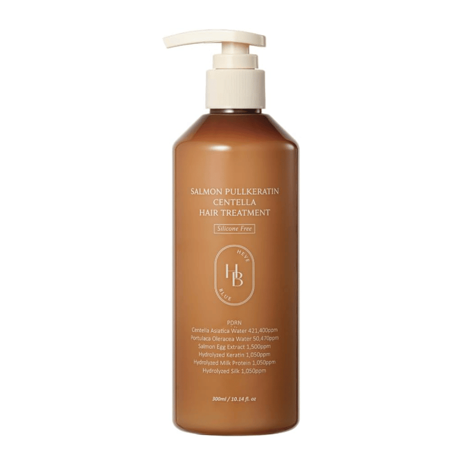 Heveblue Salmon Pullkeratin Centella Hair Treatment in flacone dosatore marrone su sfondo chiaro. Trattamento per capelli con centella, estratto di salmone, cheratina, proteina della seta e proteina del latte per la cura e l’idratazione dei capelli.