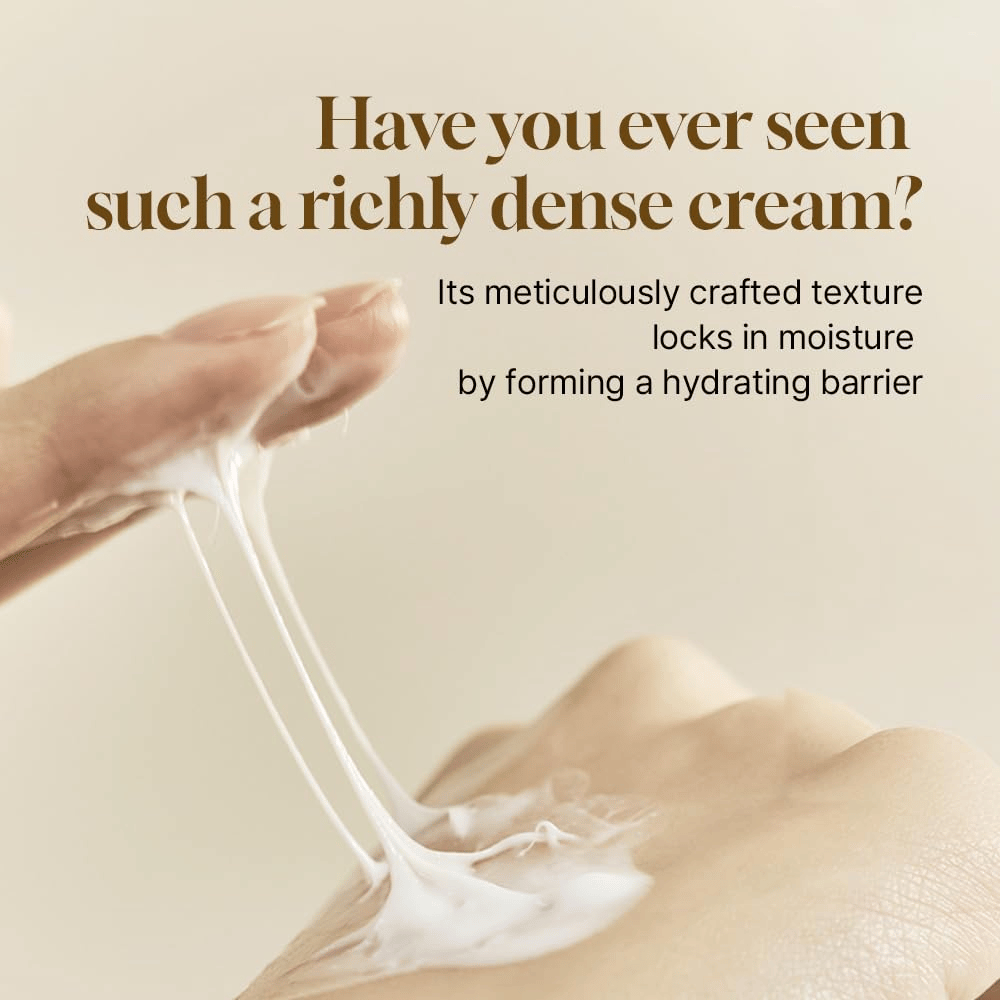 Consistenza ricca e densa di Salmon Caring Centella Cream che mostra come la crema formi una barriera idratante e sigilli l'umidità nella pelle.