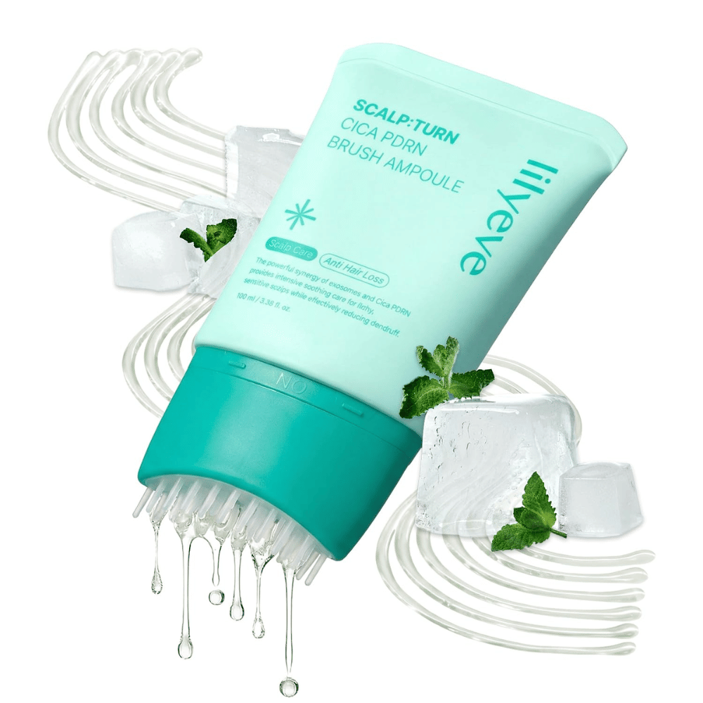 Primo piano di LILYEVE Scalp:Turn Cica PDRN Brush Ampoule insieme a cubetti di ghiaccio, menta e gocce di siero. L'immagine trasmette una sensazione fresca e rivitalizzante, mettendo allo stesso tempo in risalto l'esclusivo applicatore a spazzola.