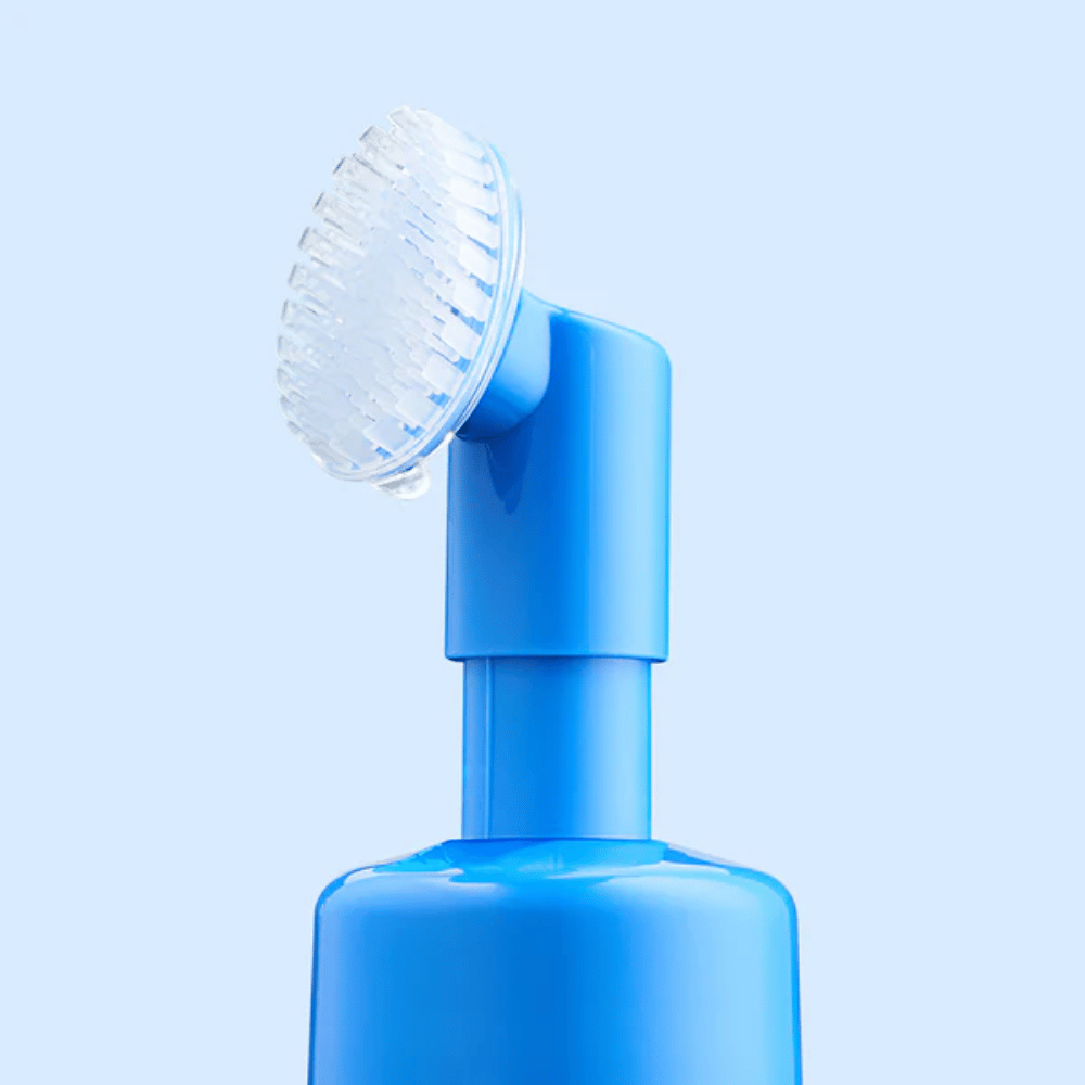 Immagine dettagliata dell'applicatore morbido in silicone progettato per massaggiare il cuoio capelluto e distribuire uniformemente il prodotto durante l'applicazione.