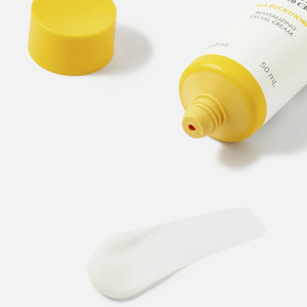 1. Purito SEOUL Sea Buckthorn Vital 70 Cream – primo piano della consistenza bianca e leggera della crema viso accanto al tubo aperto con tappo giallo